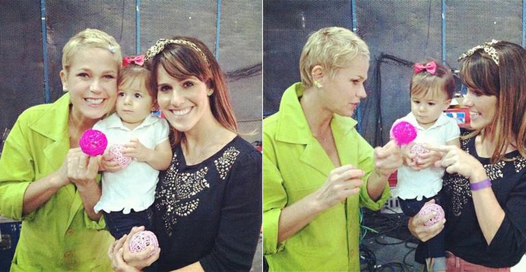 Fernanda Pontes leva a filha para visitar Xuxa nos bastidores de gravação
