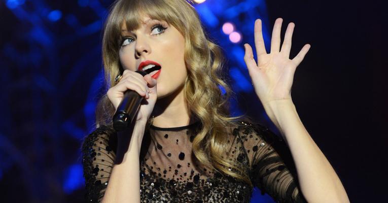 Taylor Swift: fã nada até sua casa nos Estados Unidos e acaba preso