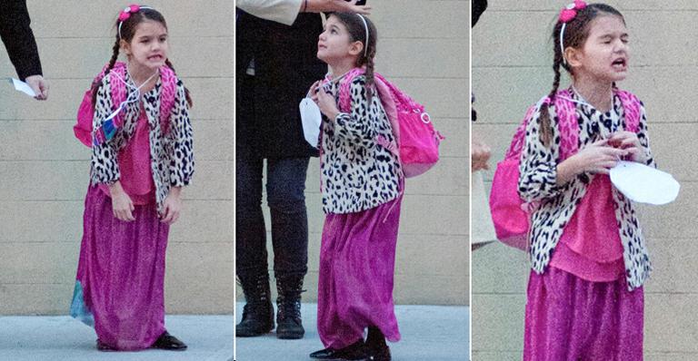 Suri Cruise faz caras engraçadas em volta de escola, nos Estados Unidos