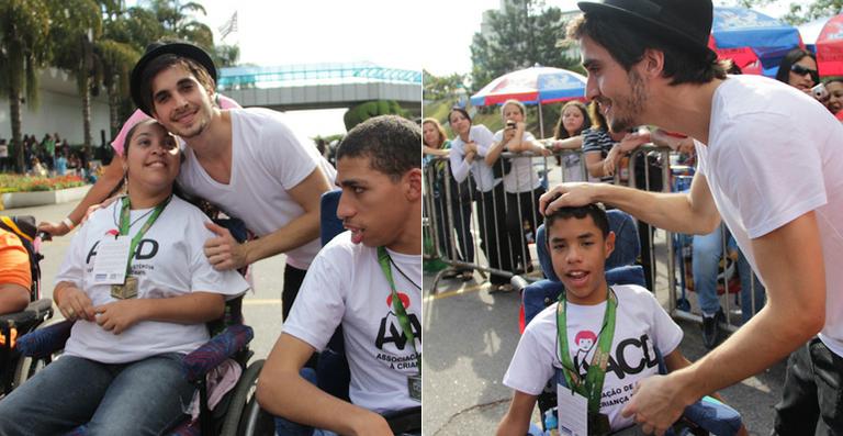 Fiuk se diverte com fãs no SBT após participar do Teleton 2012