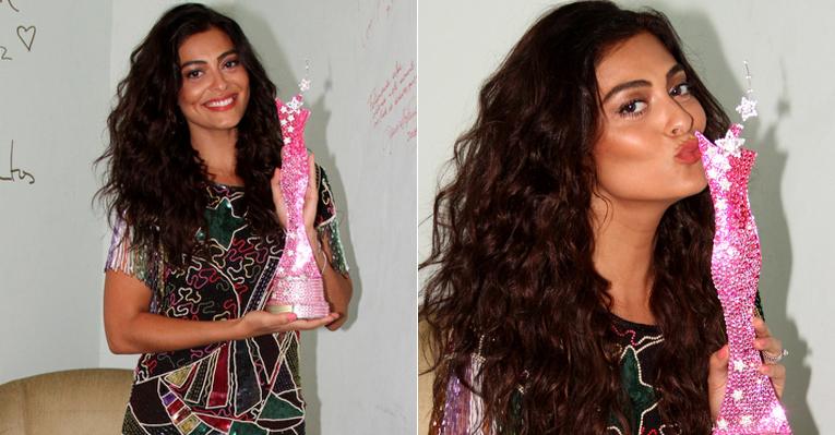 Com um look colorido, Juliana Paes recebe homenagem no Rio