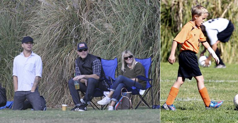 Reese Witherspoon acompanha jogo de futebol de filho na Califórnia
