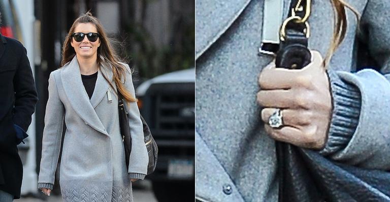 Jessica Biel passeia em Nova York e deixa aparecer aliança que ganhou de Justin Timberlake