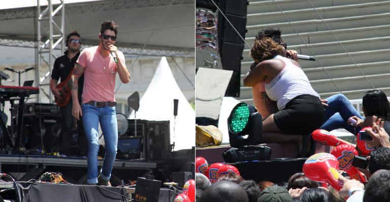 Fã sobe no palco e agarra Gusttavo Lima durante show no Rio