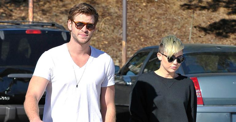 Miley Cyrus e seu noivo, Liam Hemsworth, são vistos juntos após rumores de traição