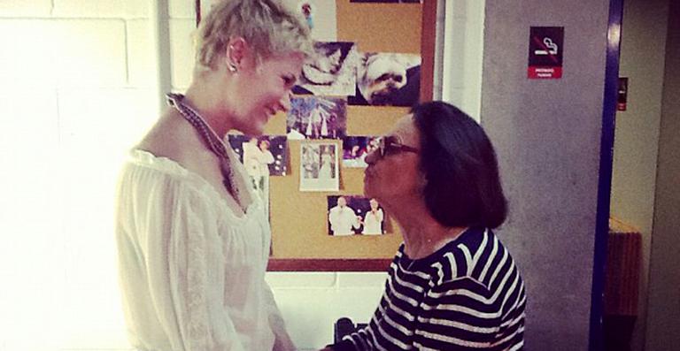Xuxa recebe Laura Cardoso no camarim do ‘TV Xuxa’