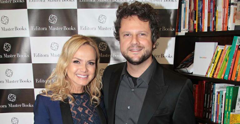 Selton Mello e Eliana lançam livro em São Paulo