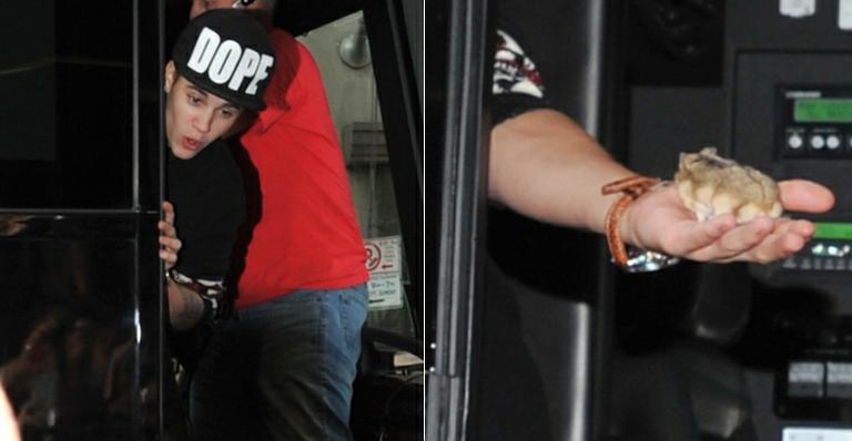 Justin Bieber aparece com bichinho peludo