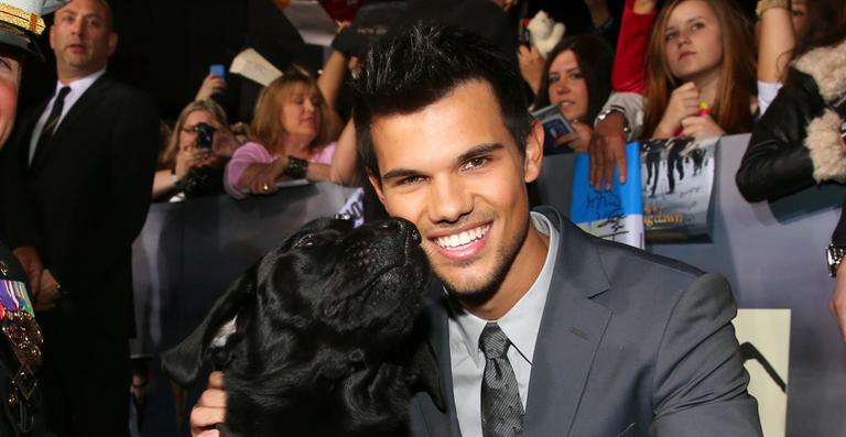Taylor Lautner posou para fotos com cão na première de ‘Amanhecer – Parte 2’