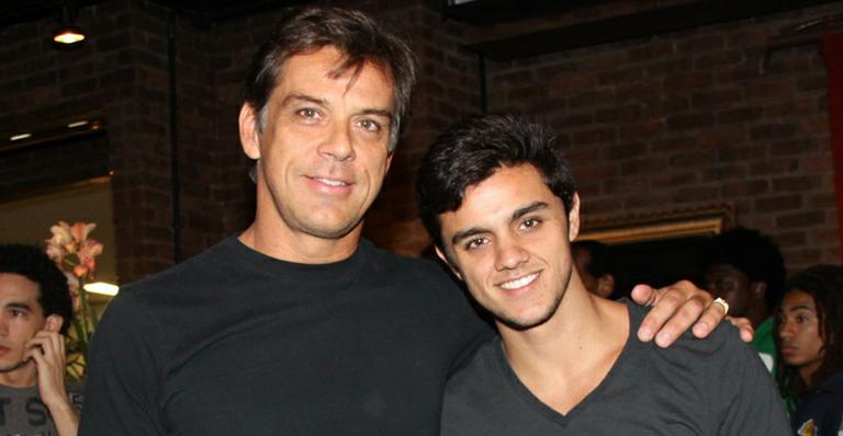 Beto Simas volta ao Brasil e estreia peça ao lado dos filhos
