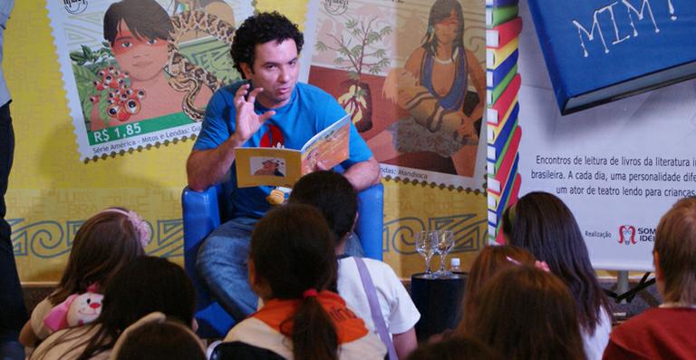 Marco Luque lê história para crianças em projeto infantil