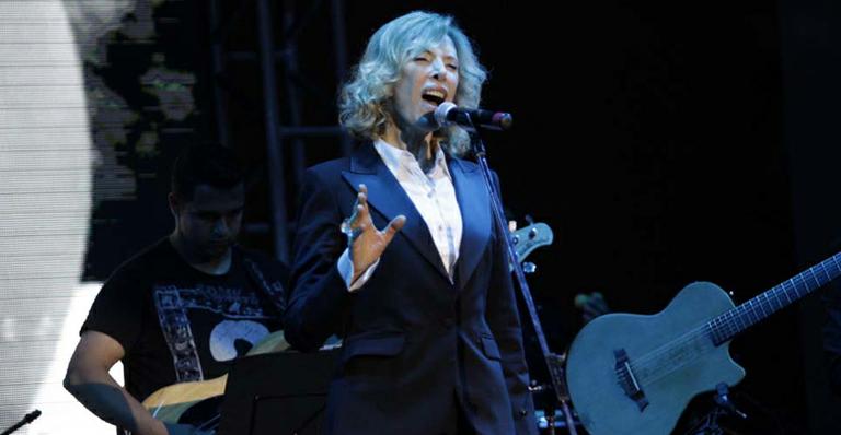 Marília Gabriela solta a voz em evento beneficente em São Paulo
