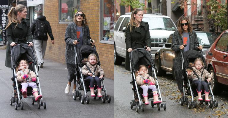 Cadê Carrie? Sarah Jessica Parker leva suas gêmeas para a escola de jeans e camiseta