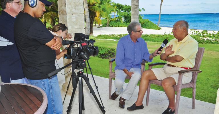 Oscar de la Renta concede entrevista a Octavio Neto