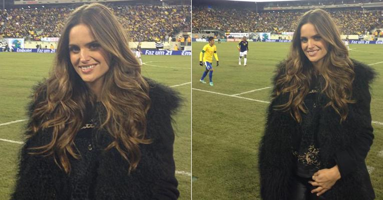 Cheia de estilo, Izabel Goulart confere o milésimo jogo da seleção brasileira