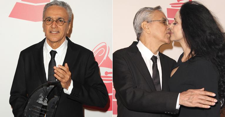 Caetano Veloso é homenageado em cerimônia pré-Grammy Latino e dá selinho em Sonia Braga