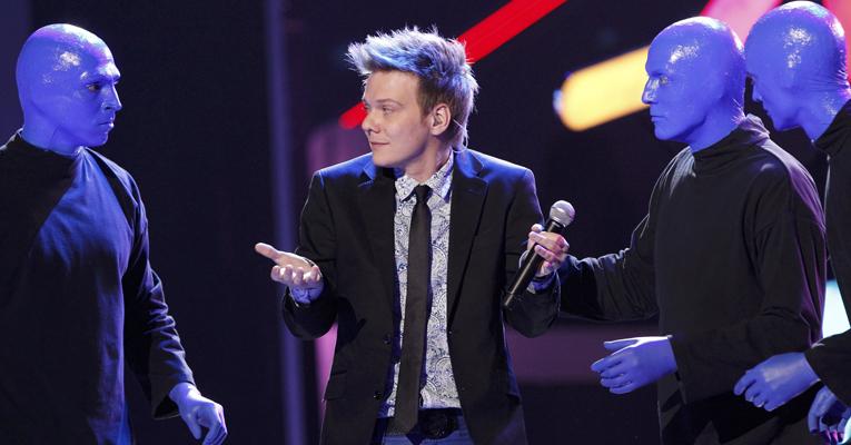 Michel Teló e o Blue Man Group dividem o palco no Grammy Latino 2012