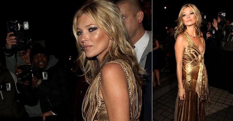 Estonteante, Kate Moss brilha com vestido dourado em lançamento de livro