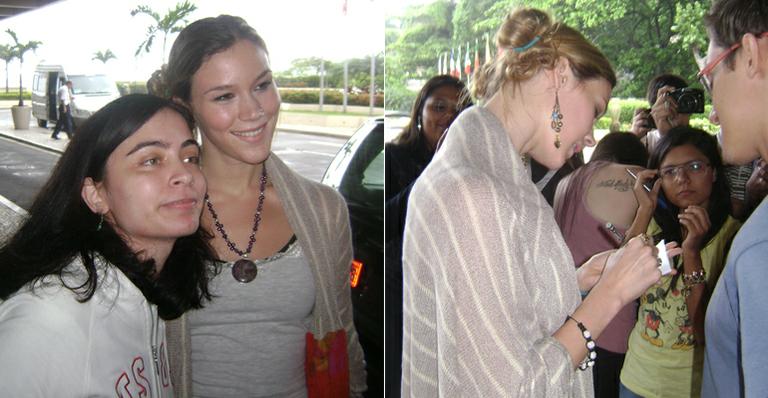 Joss Stone distribui autógrafos ao deixar o hotel no Rio de Janeiro