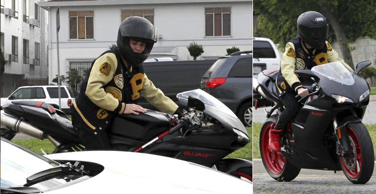 Justin Bieber passeia por Los Angeles a bordo de moto esportiva