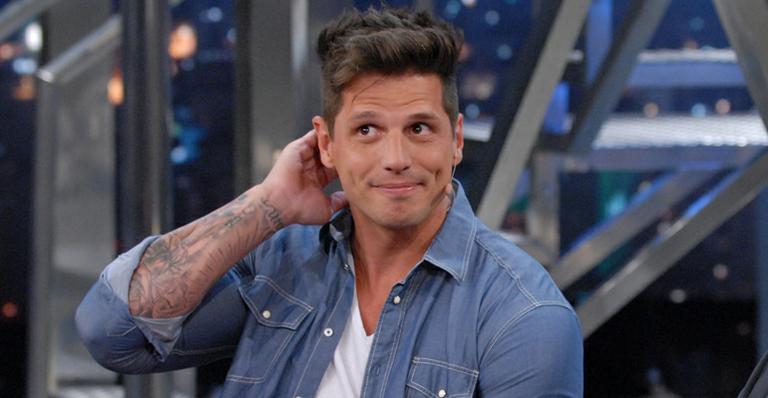 Fernando Fernandes diz que corta o próprio cabelo e usa pomada de bebê