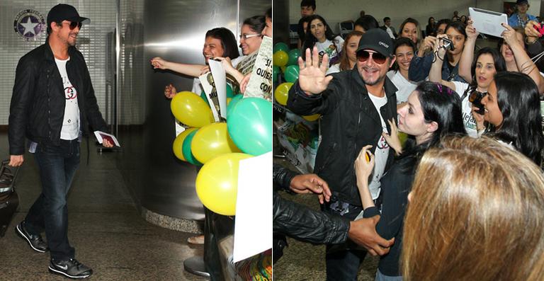 Cantor Alejandro Sanz desembarca em São Paulo e esbanja simpatia