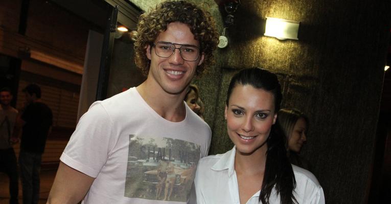 José Loreto prestigia Camila Rodrigues no teatro