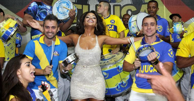 Juliana Alves brilha em ensaio na quadra da Unidos da Tijuca