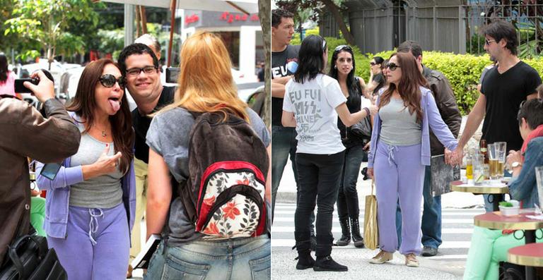 Fã de Kiss? Susana Vieira tira fotos com roqueiros de plantão na porta do hotel da banda