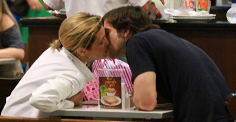 Adriana Esteves e Vladimir Brichta: clima de romance em shopping