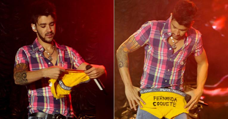 Gusttavo Lima sensualiza em show e ganha cueca de fã