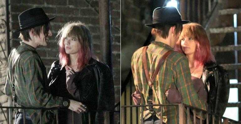 Taylor Swift muda visual e fica com cabelo rosa para gravar novo clipe