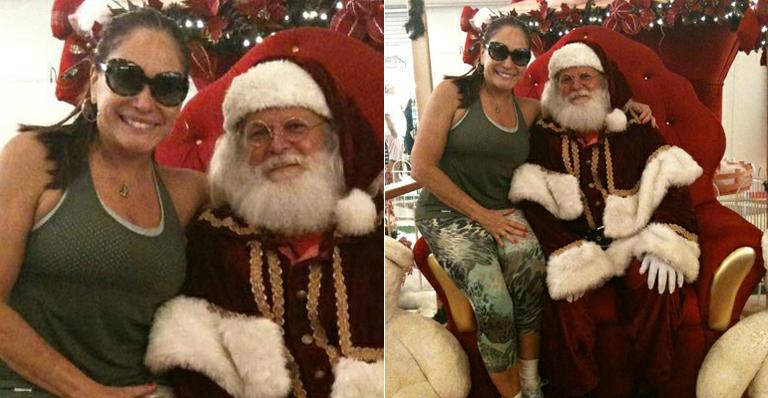 Susana Vieira se diverte com Papai Noel em shopping