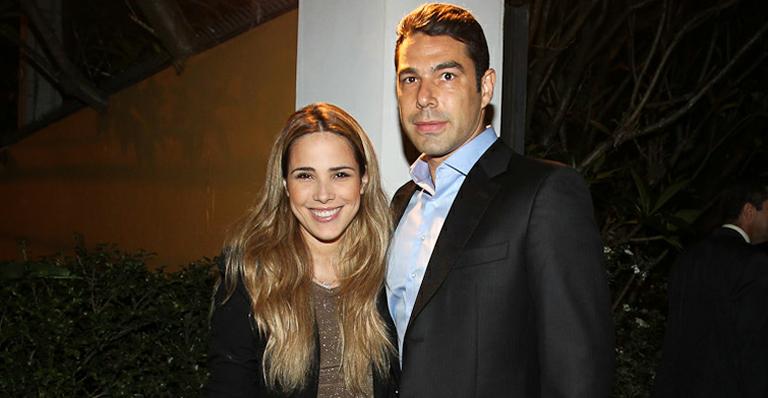 Marido de Wanessa faz tatuagem com as iniciais do filho, José Marcus