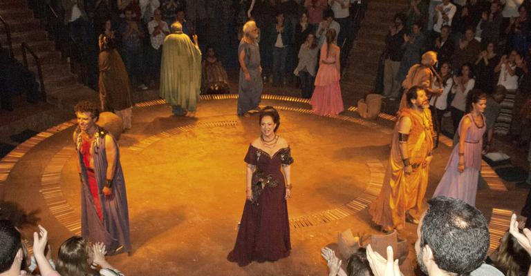 Eliane Giardini compara seu personagem na peça ‘Édipo Rei’ com romance de Muricy em ‘Avenida Brasil’
