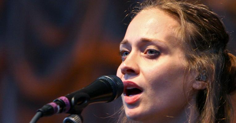 Fiona Apple decide cancelar turnê e cuidar da sua cachorra em fase terminal