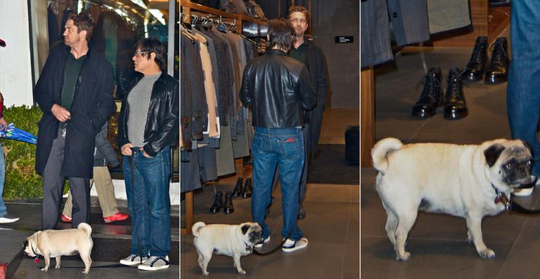 Gerard Butler faz compras acompanhado de sua cadelinha, Lolita
