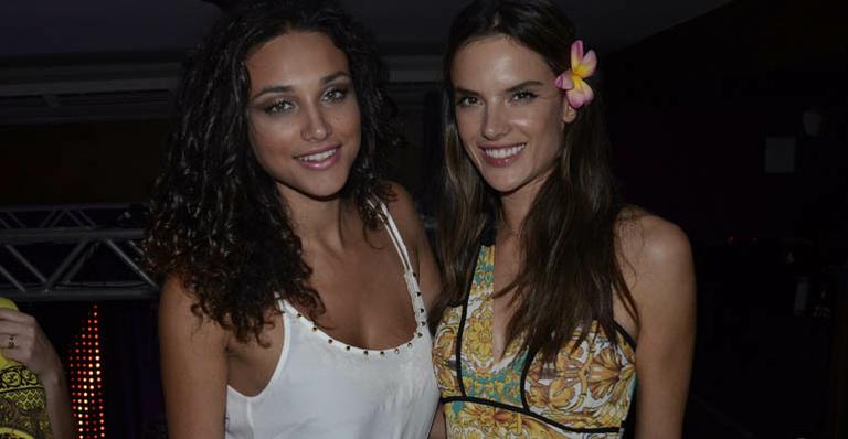 Debora Nascimento e Alessandra Ambrosio curtem balada em Salvador