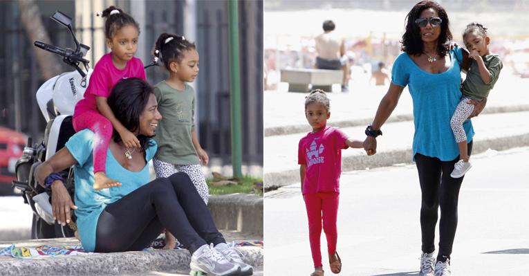 Glória Maria passeia com as filhas Maria e Laura no calçadão