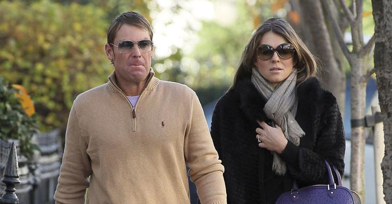 Elizabeth Hurley passeia com Shane Warne em Londres