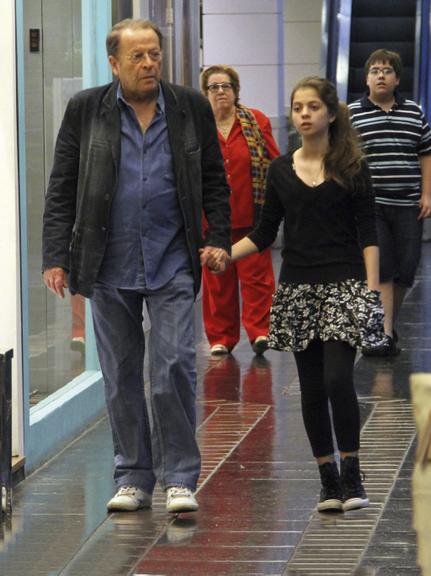 Carlos Vereza curte passeio em shopping com a neta