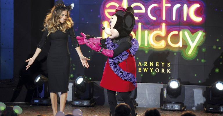 Sarah Jessica Parker divide o palco com Minnie no Electric Holiday