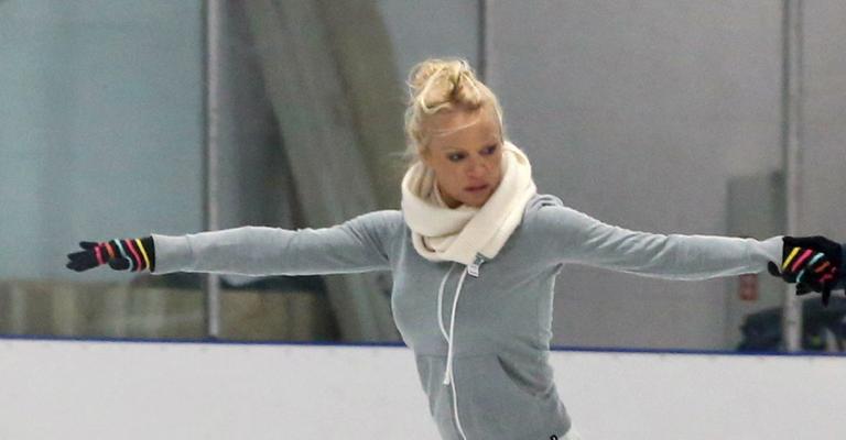 Pamela Anderson faz patinação para participar de reality britânico