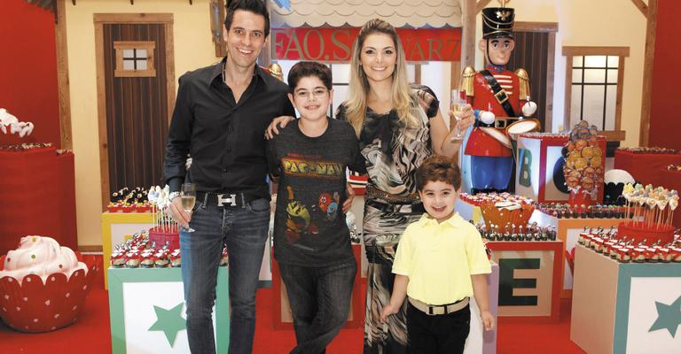 Adriane Galisteu e Ticiane Pinheiro no parabéns de Gregory