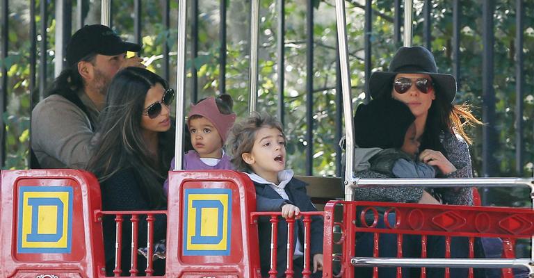 Camila Alves leva os filhos ao parque em New Orleans