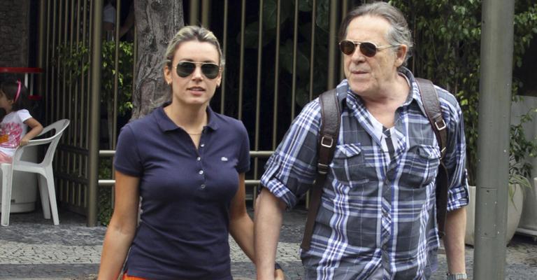 José de Abreu passeia Camila no Leblon