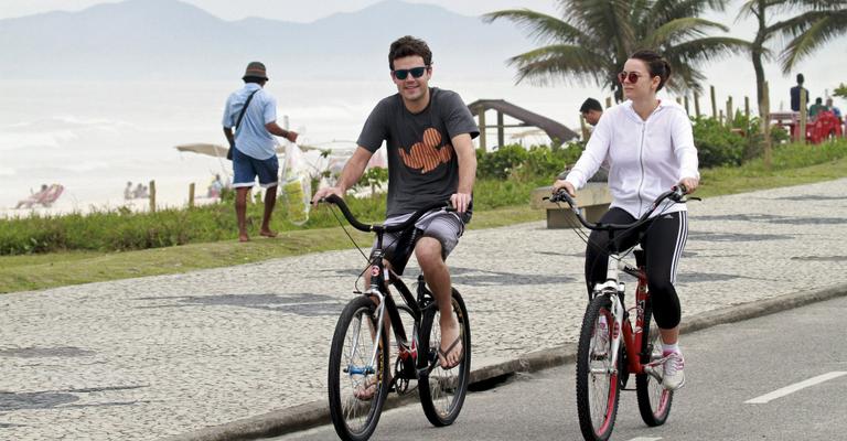 Regiane Alves pedala com o amado no Rio de Janeiro
