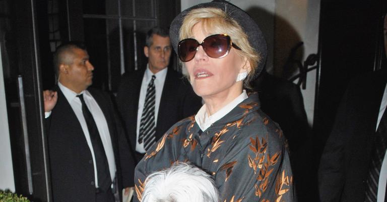 Cheia de elegância, Jane Fonda não desgruda de seu pet Tulea