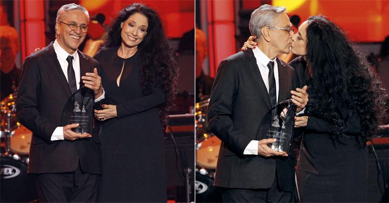 Caetano Veloso ganha Grammy Latino e beijo de Sonia Braga