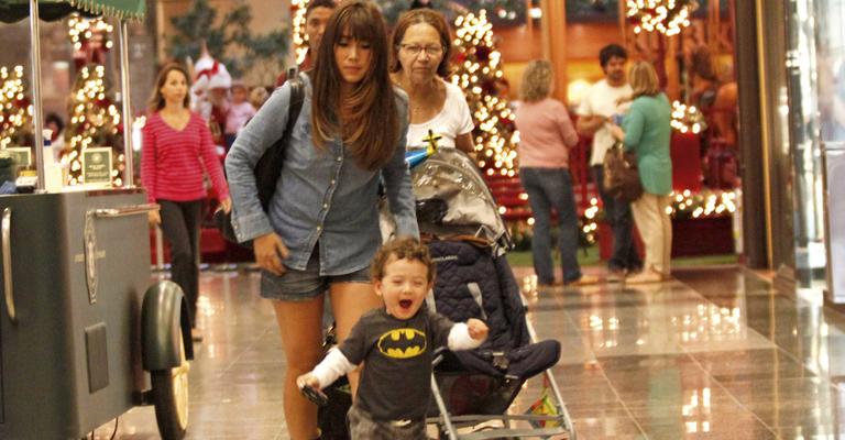 Daniele Suzuki leva o filho para passeio no shopping